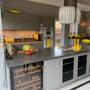 Aanrechtbladen van grijs kwarts in de keuken