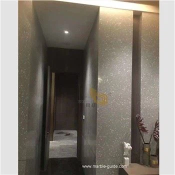 Lichtgrijze terrazzo wandbekleding